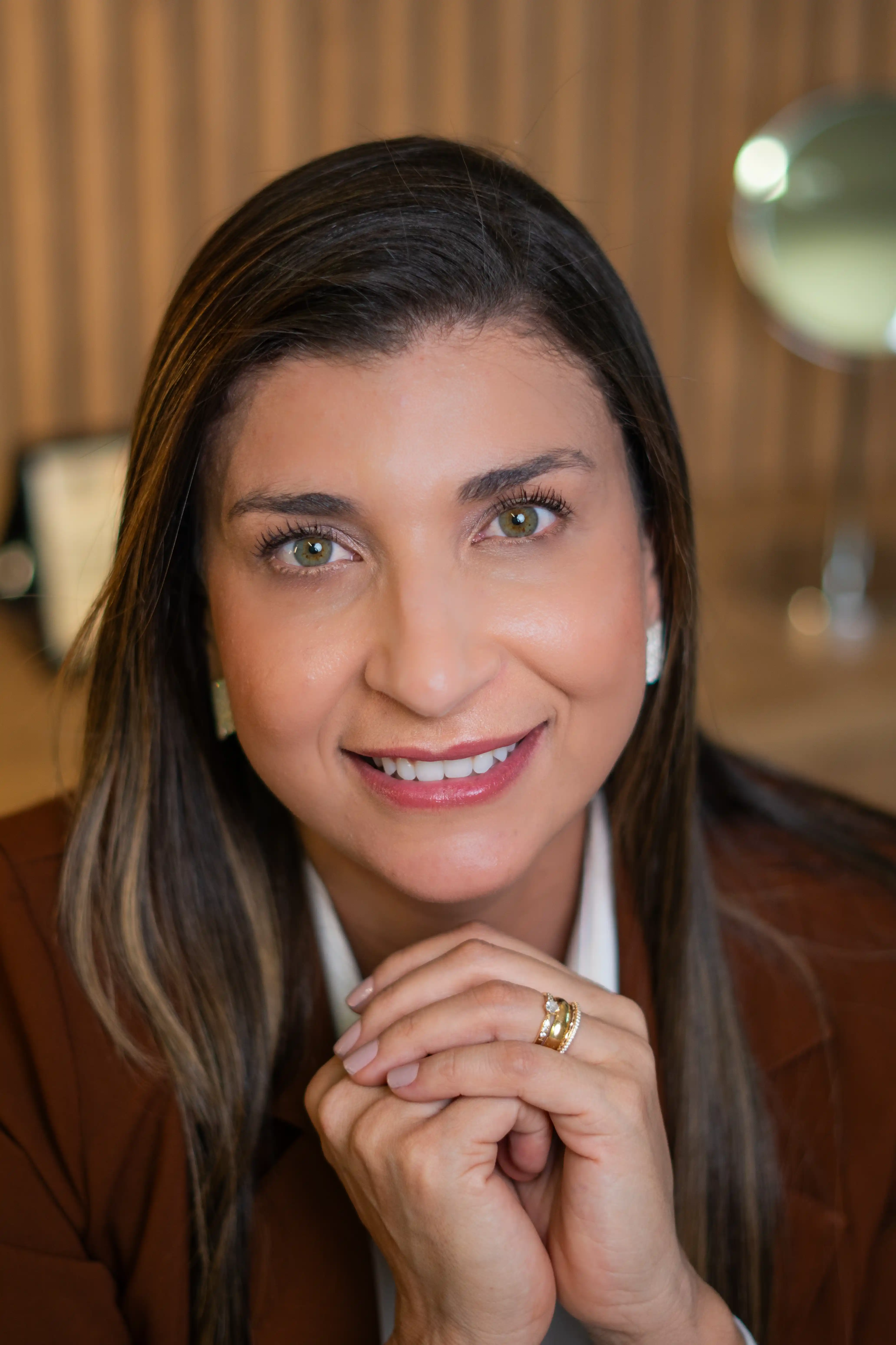 Dra. Fernanda Teodoro, especialista em transplante capilar e dermatologia